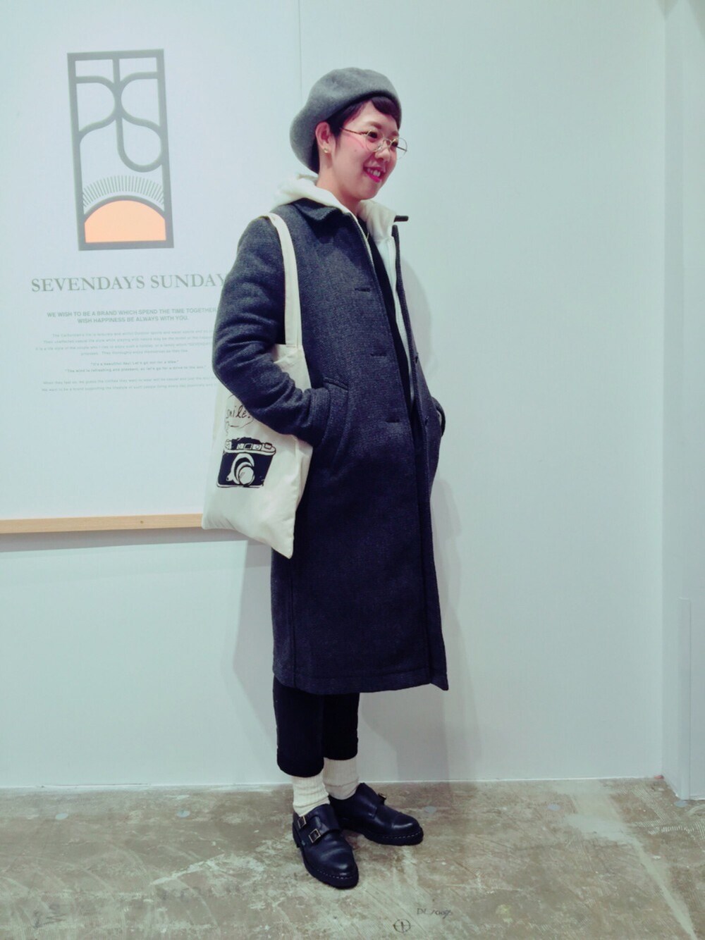 ブラック系のその他パンツ、ブラック系のその他シューズ、グレー系のピーコートを着用したレディースの冬コーディネートの1枚目の写真