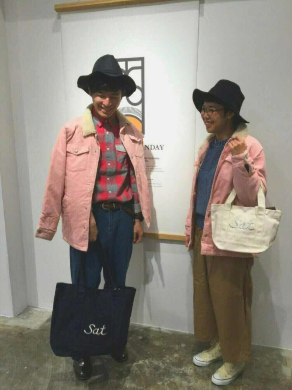 ブルー系のニット/セーター、ベージュ系のその他パンツ、ホワイト系のスニーカーを着用したレディースの冬コーディネートの1枚目の写真