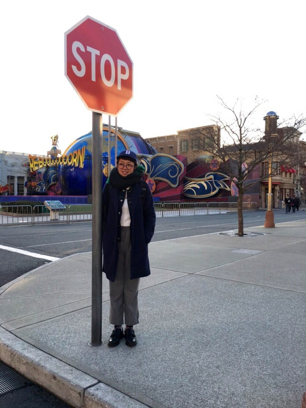 ブルー系のチェスターコート、ブラック系のシューズ、ブルー系のテーラードジャケットを着用したレディースの冬コーディネートの1枚目の写真