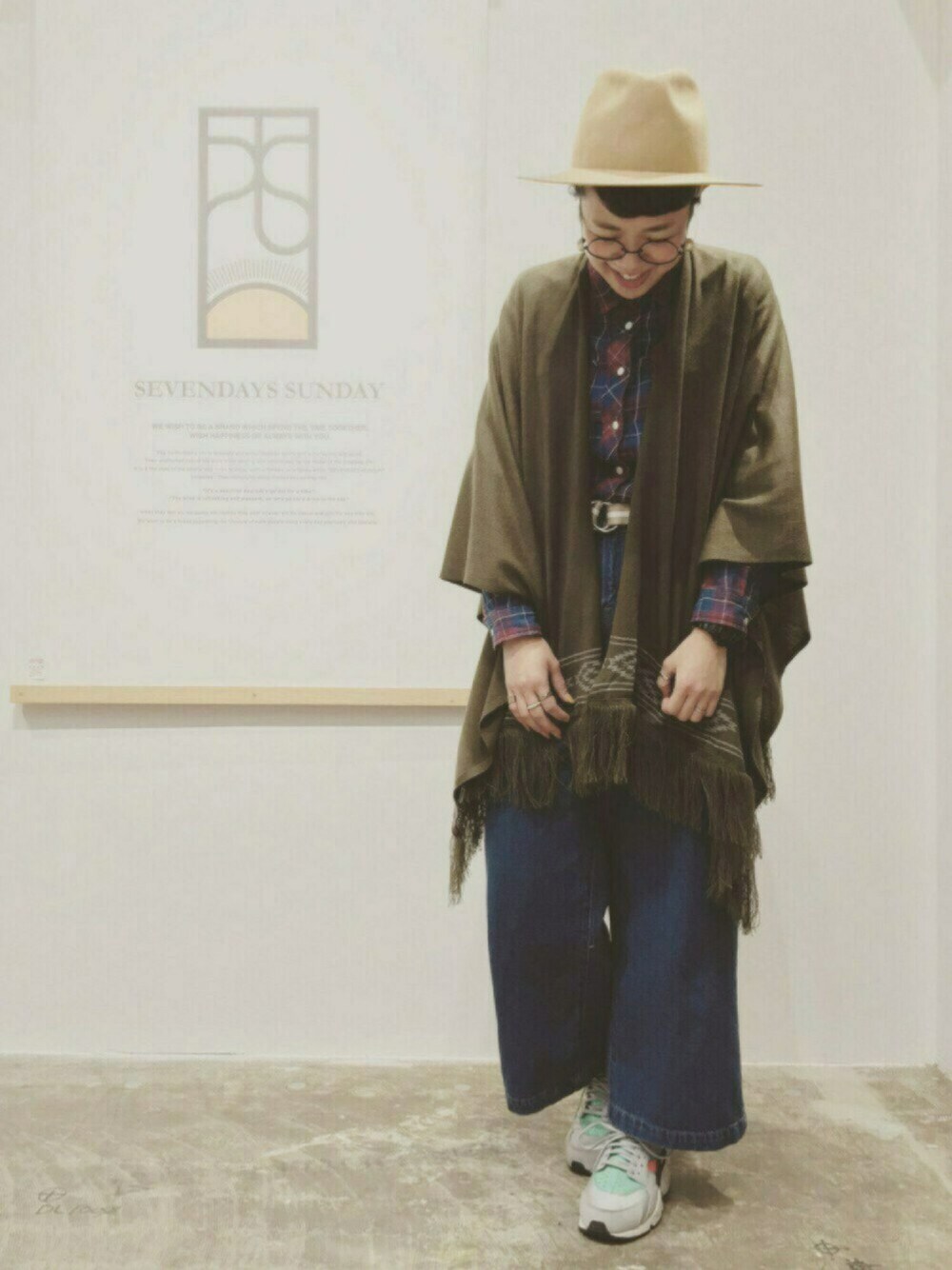 グリーン系のカーディガン/ボレロ、レッド系のシャツ/ブラウス、ブルー系のその他パンツを着用したレディースの冬コーディネートの1枚目の写真