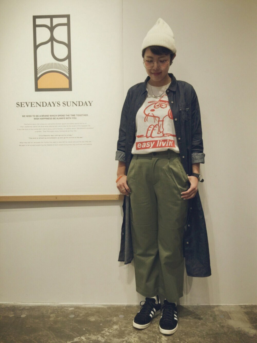 ホワイト系のトップス、グリーン系のその他パンツ、ブルー系のシャツワンピースを着用したレディースの冬コーディネートの1枚目の写真