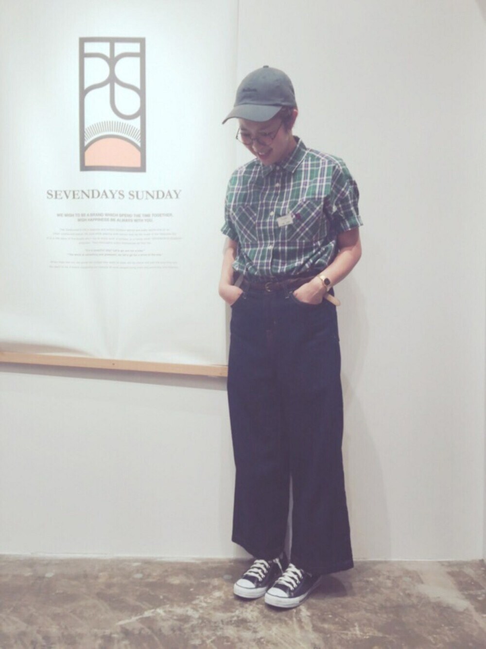 グリーン系のシャツ/ブラウス、ブルー系のその他パンツ、ブラック系のスニーカーを着用したレディースの春コーディネートの1枚目の写真