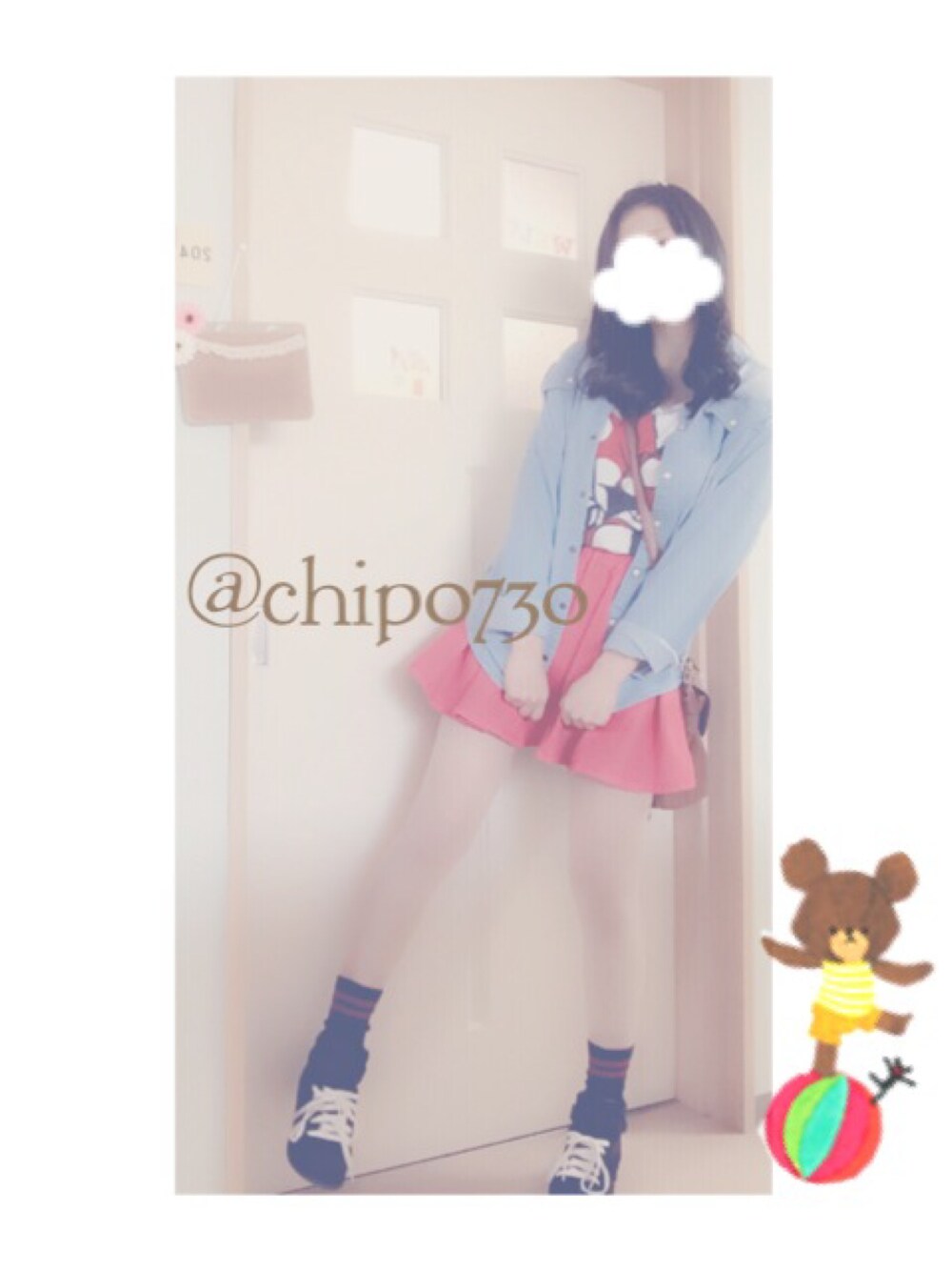 レッド系のデニムスカート、ブルー系のソックス/靴下を着用したレディースの春コーディネートの1枚目の写真