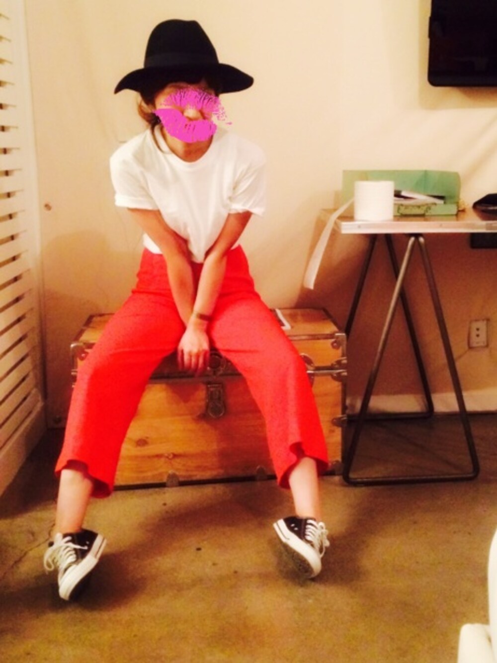 「白Tシャツ、パンツ、ハット、コンバース、スニーカー」｜「古着のアイテム（その他パンツ、レッド系）」を使った、AI HARADAさん（レディース・164cm）の秋コーディネートの1枚目の写真