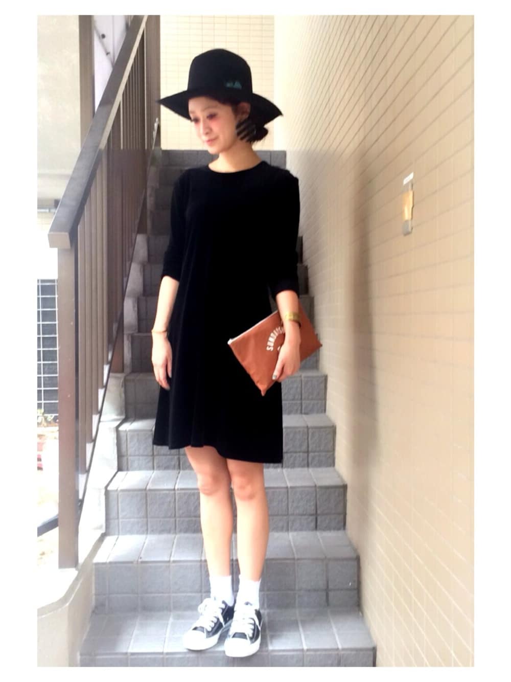 「黒、ワンピース、ハット、コンバース、クラッチ、babb、cheek、ピアス、ﾊﾝﾄﾞﾒｲﾄﾞｱｸｾｻﾘｰ」｜「babbのハット(古着)（ハット、ブラック系）」を使った、AI HARADAさん（レディース・164cm）の秋コーディネートの1枚目の写真