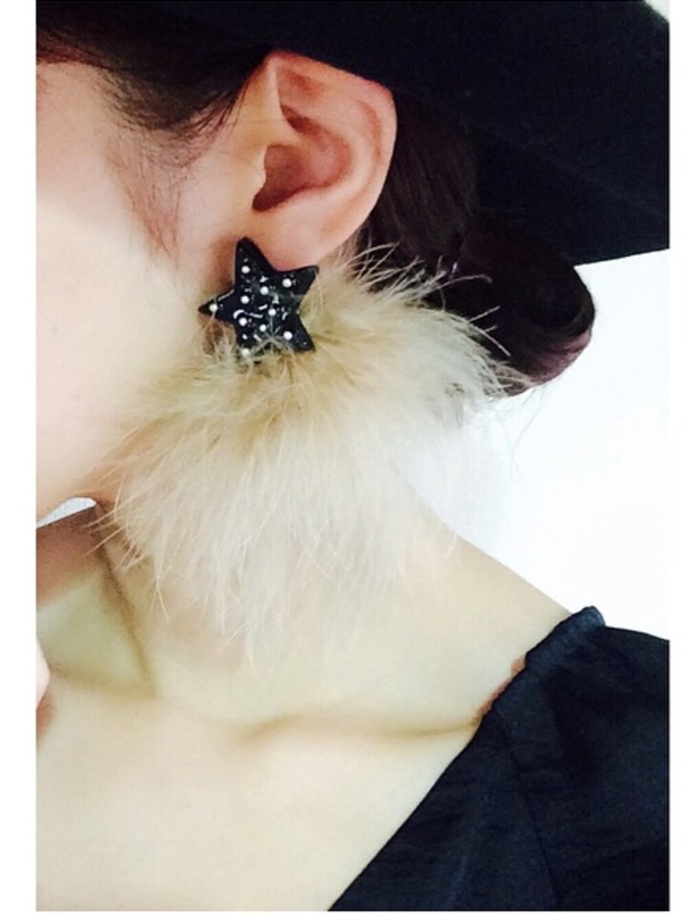 「cheek、ﾊﾝﾄﾞﾒｲﾄﾞｱｸｾｻﾘｰ、ピアス、イヤリング、ハット、黒」｜「CheekのBlack✖︎Farピアス（ピアス（両耳用）、ベージュ系）」を使った、AI HARADAさん（レディース・164cm）の秋コーディネートの1枚目の写真