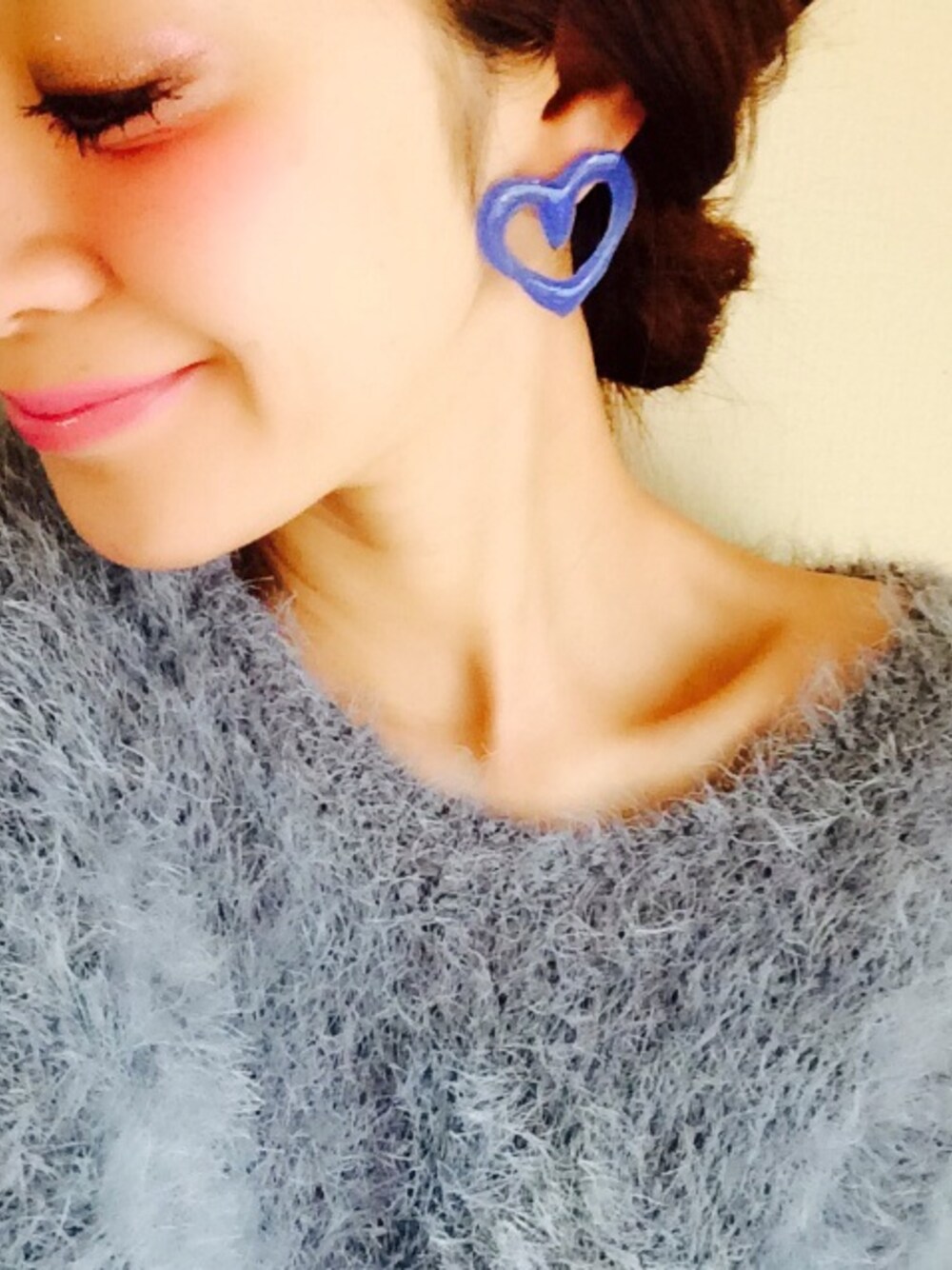 「ﾊﾝﾄﾞﾒｲﾄﾞｱｸｾｻﾘｰ、ピアス、イヤリング、cheek、cheek_party」｜「Cheekのアイテム（ピアス（両耳用）、ブルー系）」を使った、AI HARADAさん（レディース・164cm）の冬コーディネートの1枚目の写真