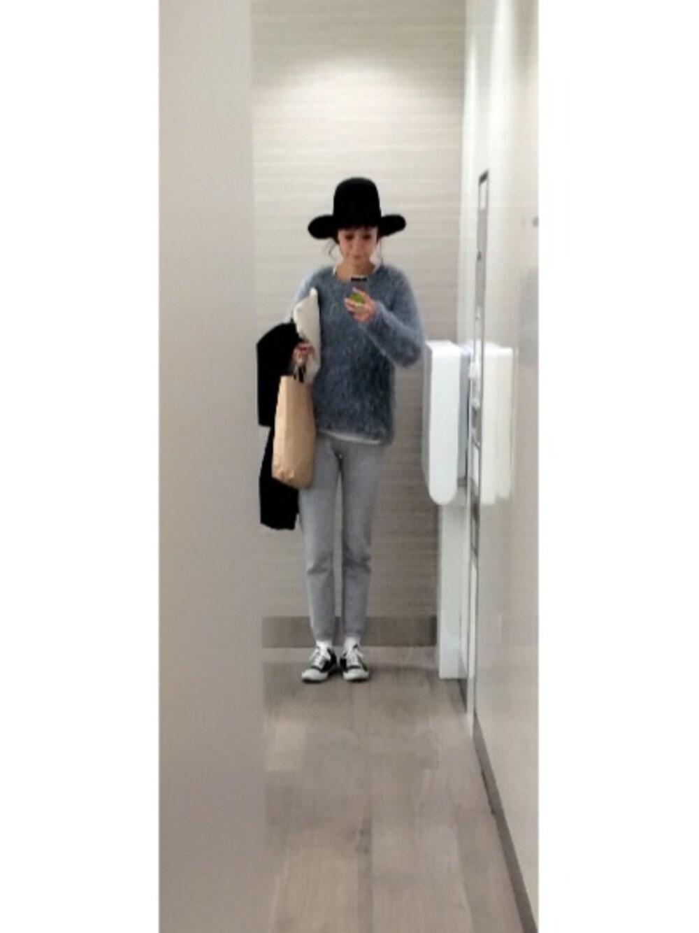 「ヴィンテージ、コンバース、ヘインズ、Hanes、ハット、グレー、H&M、cheek」｜「HANESのアイテム（その他パンツ、グレー系）」を使った、AI HARADAさん（レディース・164cm）の春コーディネートの1枚目の写真