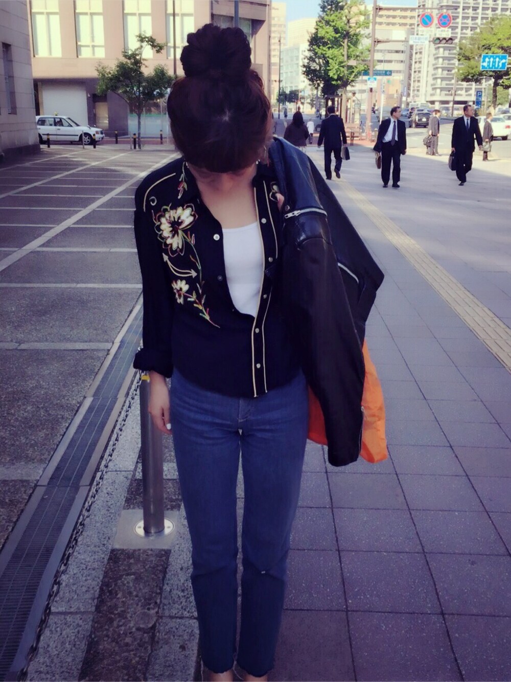 「vintage、デニム」｜「VINTAGEのアイテム（シャツ/ブラウス、ブラック系）」を使った、AI HARADAさん（レディース・164cm）の春コーディネートの1枚目の写真