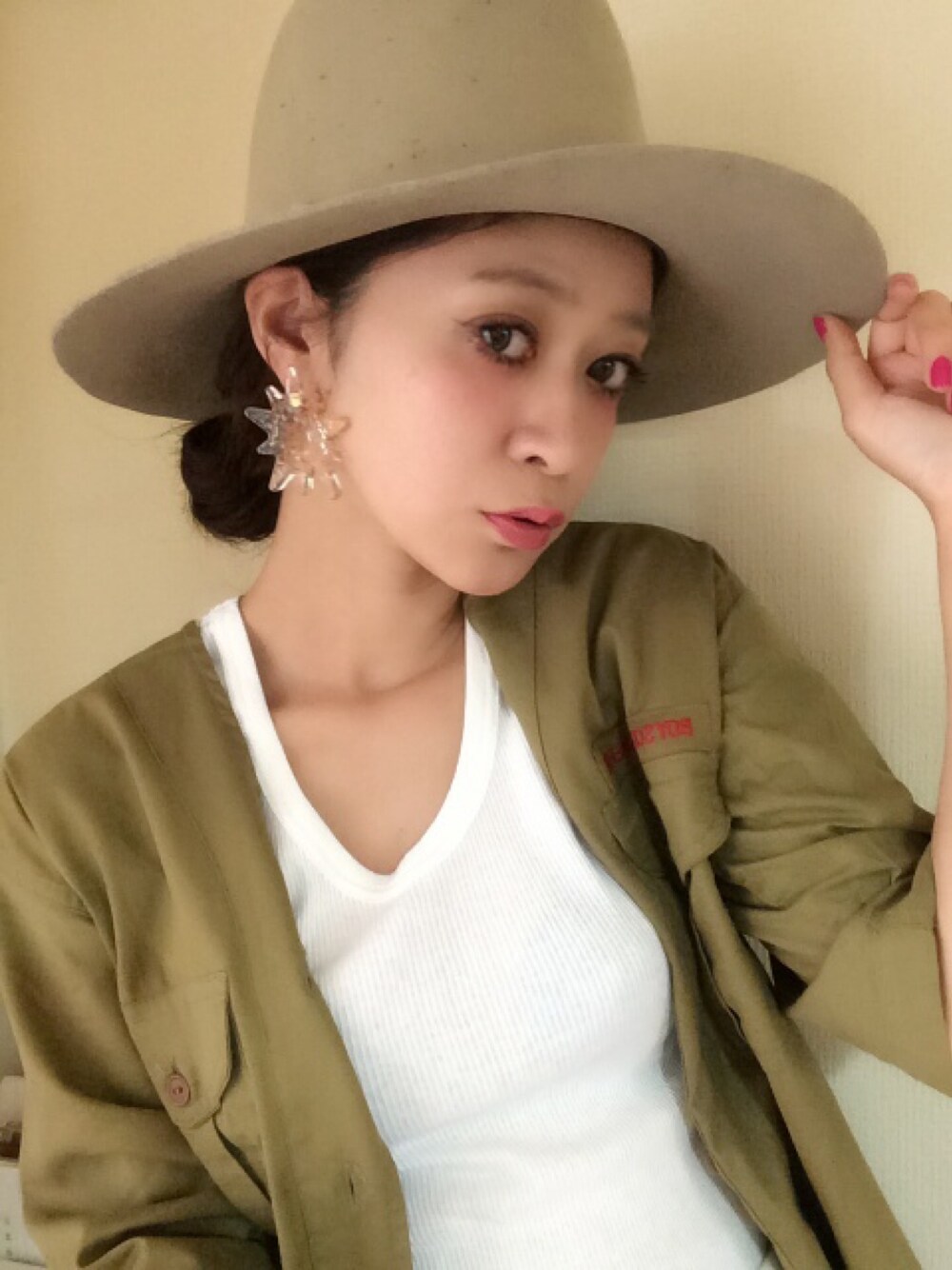 「cheek、cheek_party、ピアス、イヤリング、メディカルシャツ、ハット」｜「VINTAGEのアイテム（シャツ/ブラウス、ブラウン系）」を使った、AI HARADAさん（レディース・164cm）の春コーディネートの1枚目の写真