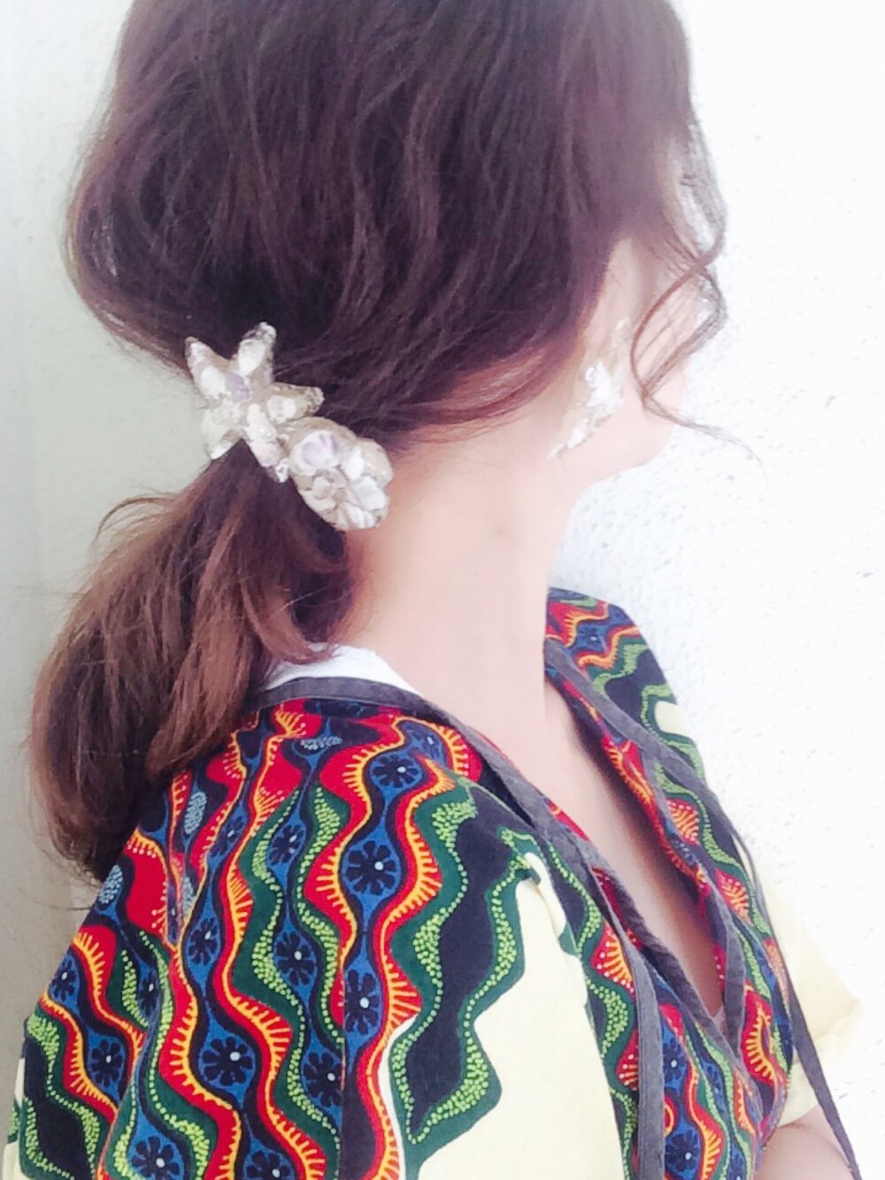 「ピアス、イヤリング、ハンドメイド、ﾊﾝﾄﾞﾒｲﾄﾞｱｸｾｻﾘｰ、貝殻、ヒトデ、shell」｜「Cheekのアイテム（バレッタ/ヘアクリップ、ベージュ系）」を使った、AI HARADAさん（レディース・164cm）の春コーディネートの1枚目の写真