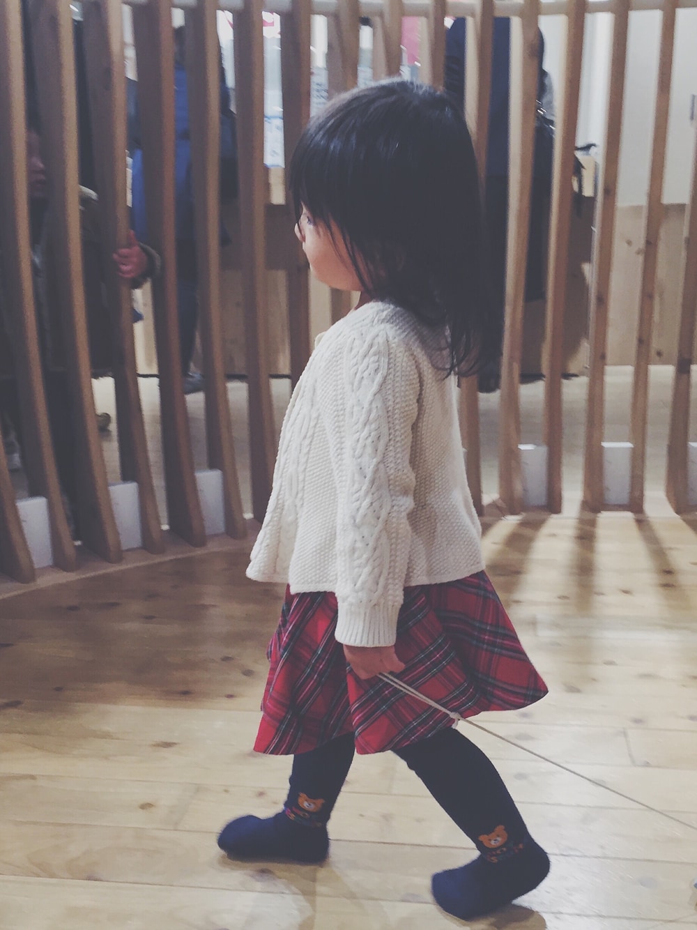 「無印良品、GAP、2歳、キッズコーデ」｜「babyGAPのアイテム（カーディガン/ボレロ、ホワイト系）」を使った、moz777さん（キッズ・90cm）の冬コーディネートの1枚目の写真