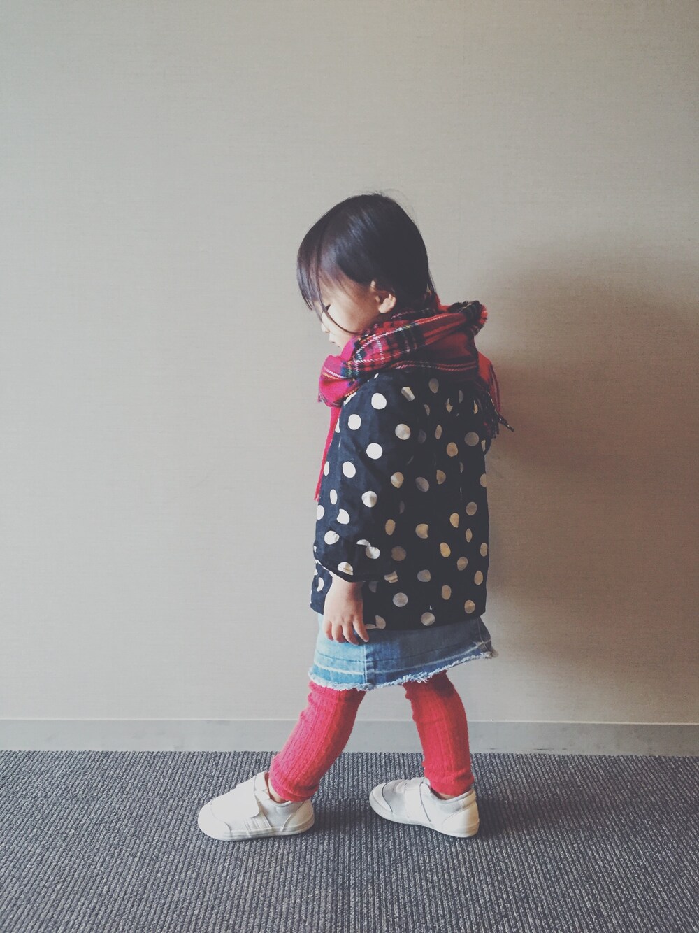 「kids、キッズコーデ、2歳」｜「WEGOのアクリルマフラー（マフラー、レッド系）」を使った、moz777さん（キッズ・90cm）の冬コーディネートの1枚目の写真