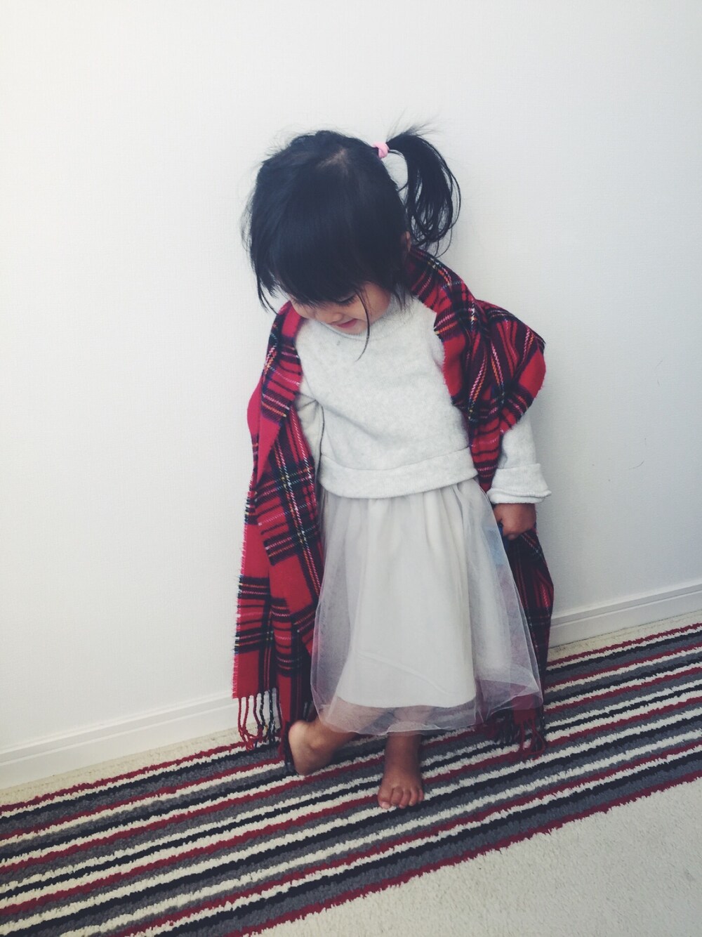 「kids、kidsfashion、2歳、キッズコーデ」｜「petit mainのチュール切り替えタートルネックワンピース（ワンピース、ホワイト系）」を使った、moz777さん（キッズ・90cm）の春コーディネートの1枚目の写真