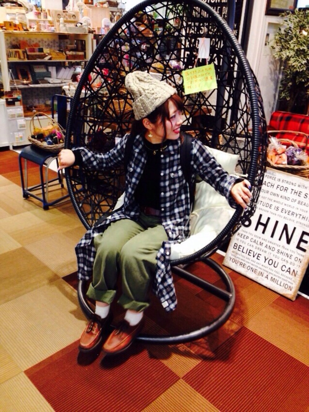 「チェックシャツワンピース、カーキのカーゴパンツ、リュック、ラッセルモカシン、ロングシャツ、ニットキャップ」｜「JOURNAL STANDARDのアイテム（カーゴパンツ、グリーン系）」を使った、もにさん（レディース・154cm）の春コーディネートの1枚目の写真