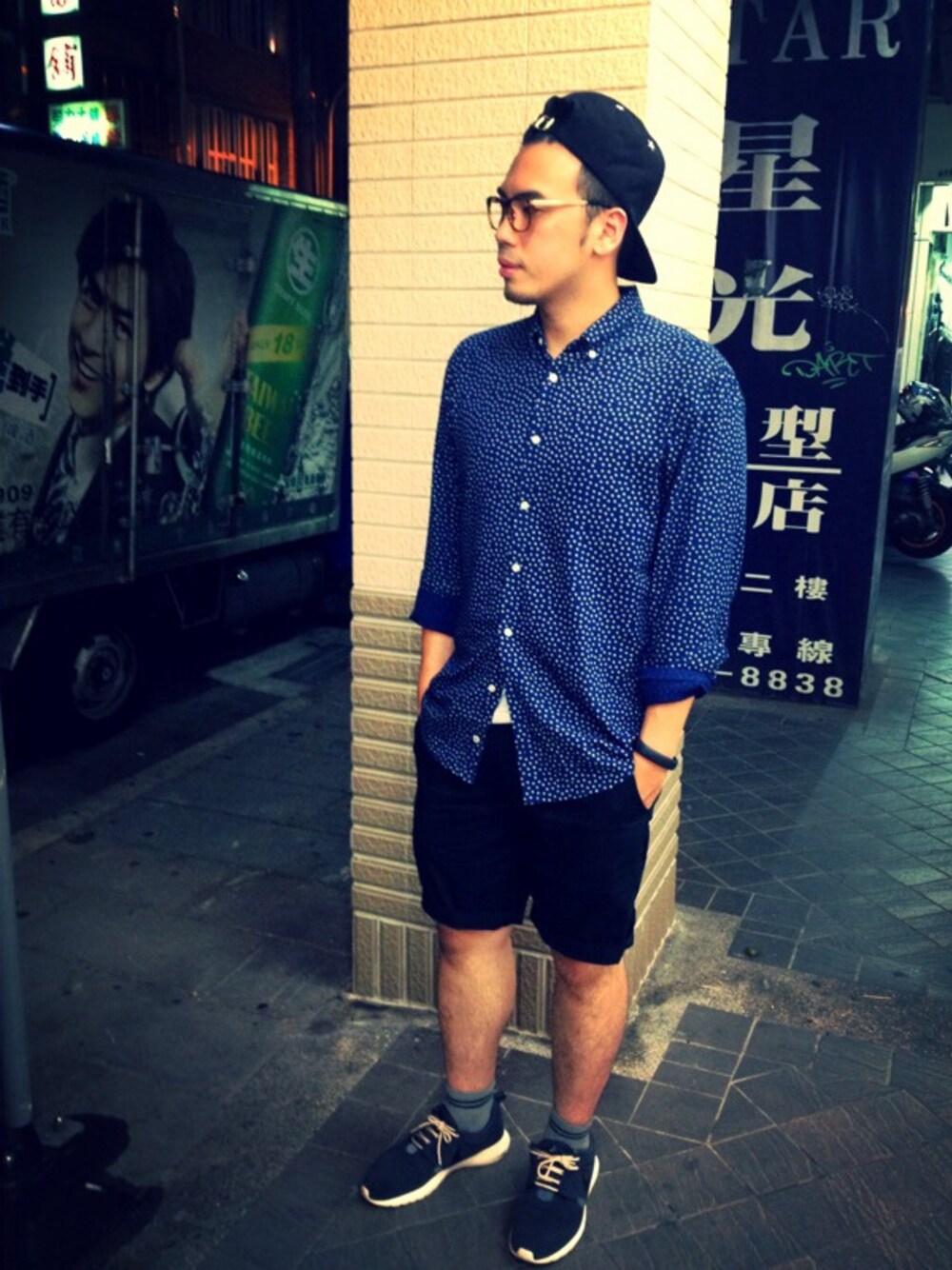 「NIKE、Taiwan、snapback、TOMMY HILFIGER、ROSHERUN、TAIPEI、integral03」｜「TOMMY HILFIGERのアイテム（シャツ/ブラウス、ブルー系）」を使った、Tofuさん（メンズ・175cm）の夏コーディネートの1枚目の写真