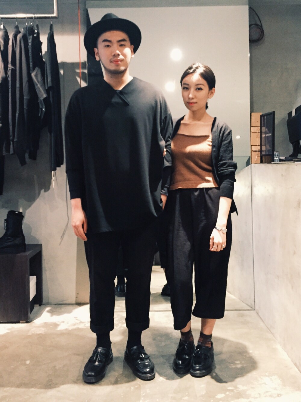 「ALL BLACK、Tran 泉、NewYorkHat、Dr.Martens、UNIQLO、TAIPEI」｜「TRAN泉のアイテム（Tシャツ/カットソー、ブラック系）」を使った、Tofuさん（メンズ・175cm）の春コーディネートの1枚目の写真
