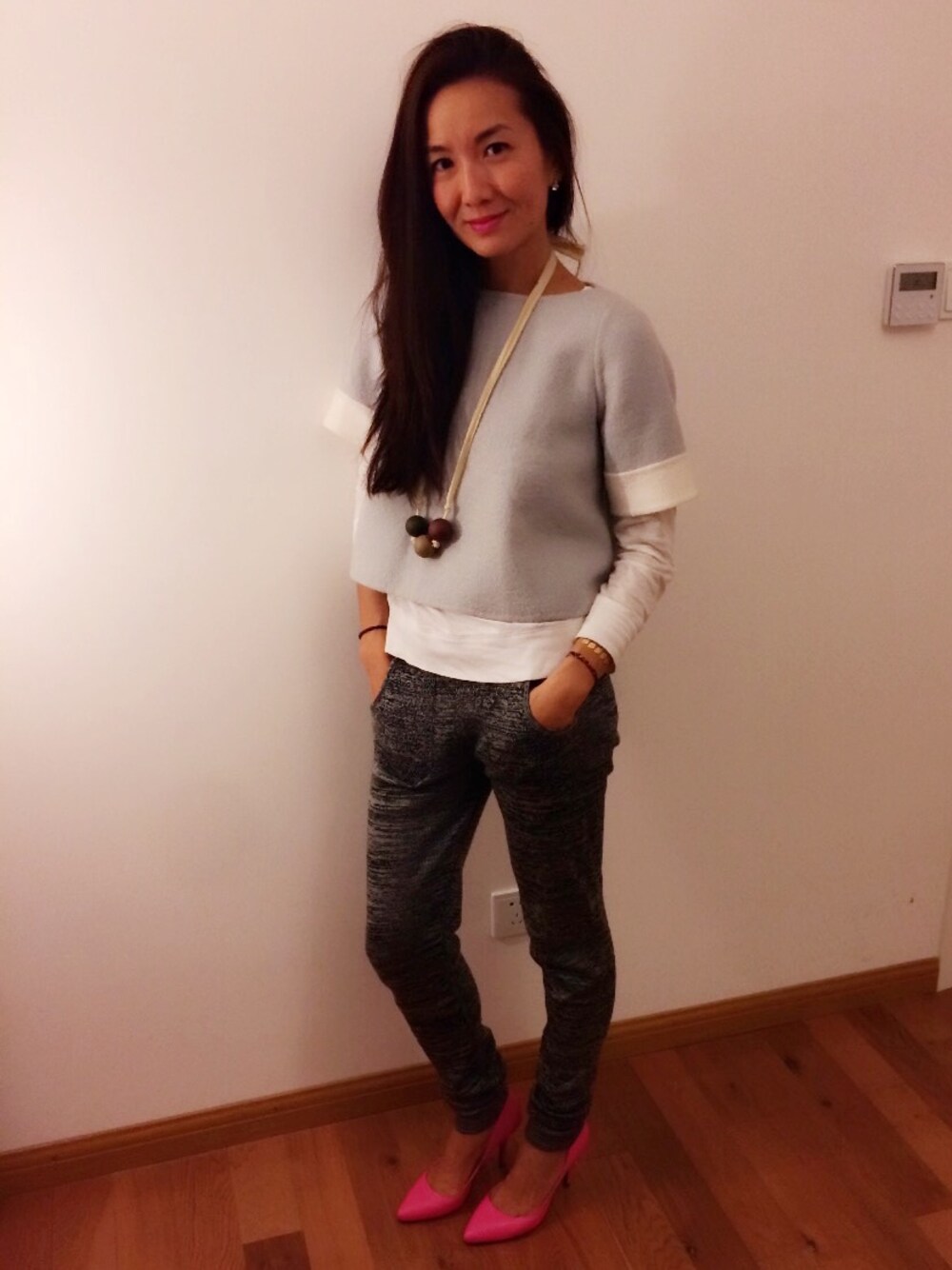 「casual chic、mix and match、day to night、layering」｜「MARC JACOBSのアイテム（ニット/セーター、ブルー系）」を使った、Susan Chenさん（レディース・165cm）の冬コーディネートの1枚目の写真