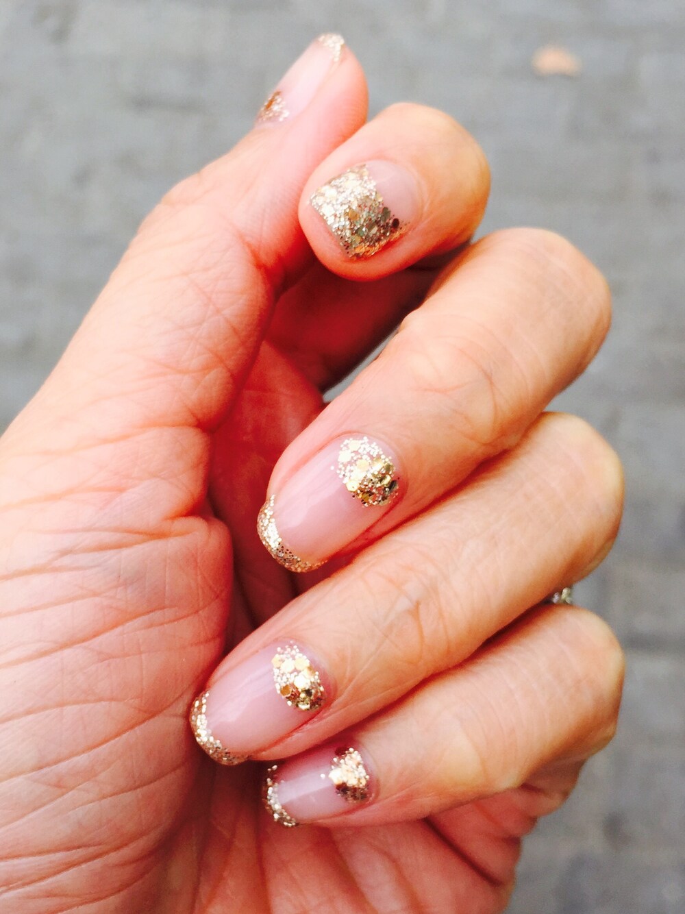 「nail 、nail art、French、halfmoon、glitter」｜「opiのアイテム（ハンドケア/ハンドクリーム、ゴールド系）」を使った、Susan Chenさん（レディース・162cm）の冬コーディネートの1枚目の写真
