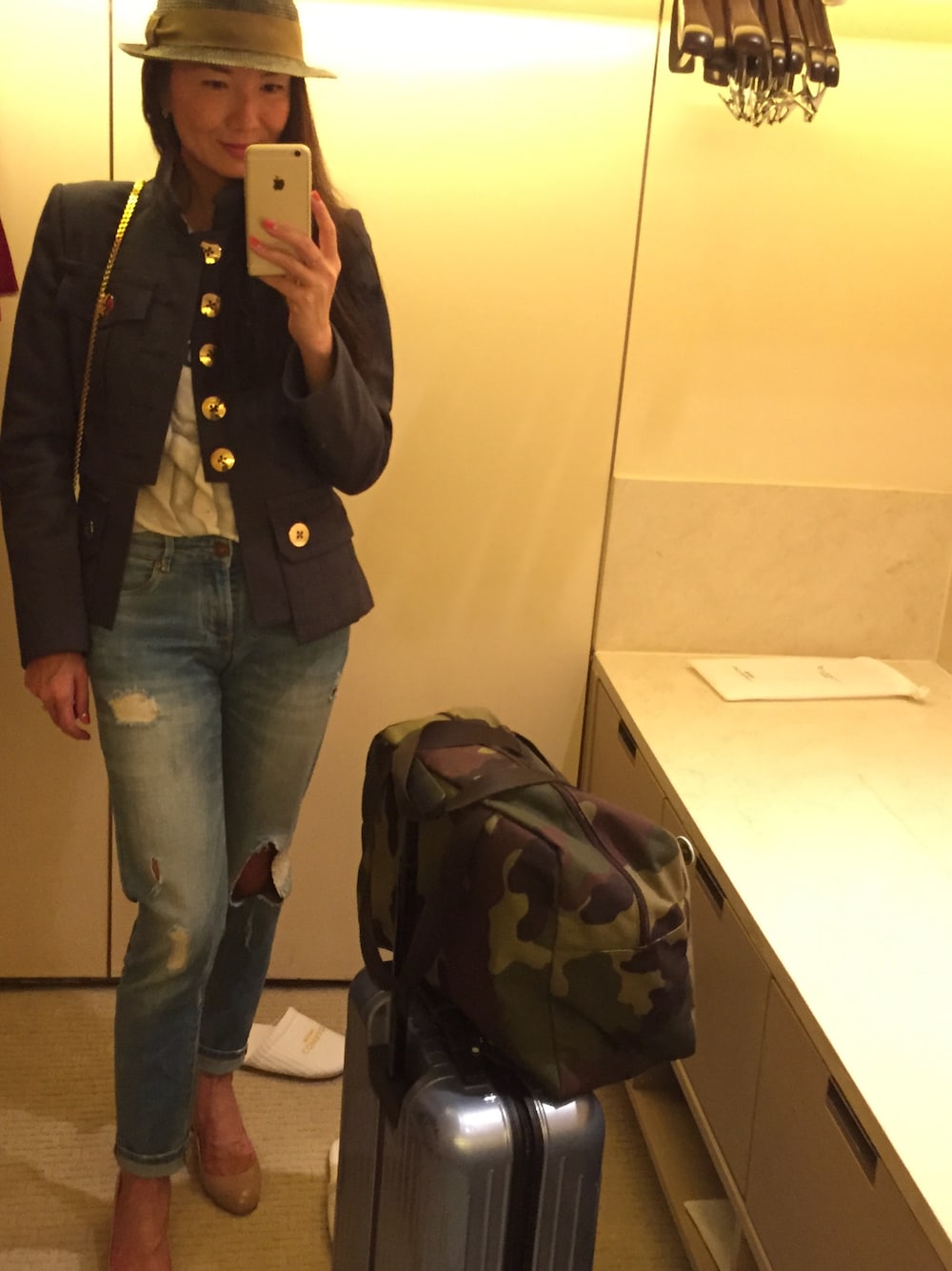 「military、militaryjacket、hat、denim、travel、casual chic」｜「MARC JACOBSのアイテム（ミリタリージャケット、ブルー系）」を使った、Susan Chenさん（レディース・162cm）の春コーディネートの1枚目の写真
