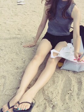 「Abercrombie&Fitch（アバークロンビーアンドフィッチ）のアイテム（ビーチサンダル）」を使った、sarinaさん（レディース・165cm）の秋コーディネート