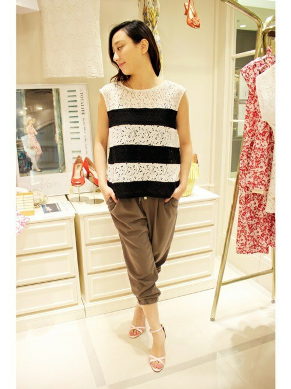 ブラック系のシャツ/ブラウス、グリーン系のその他パンツを着用したレディースの春コーディネートの1枚目の写真