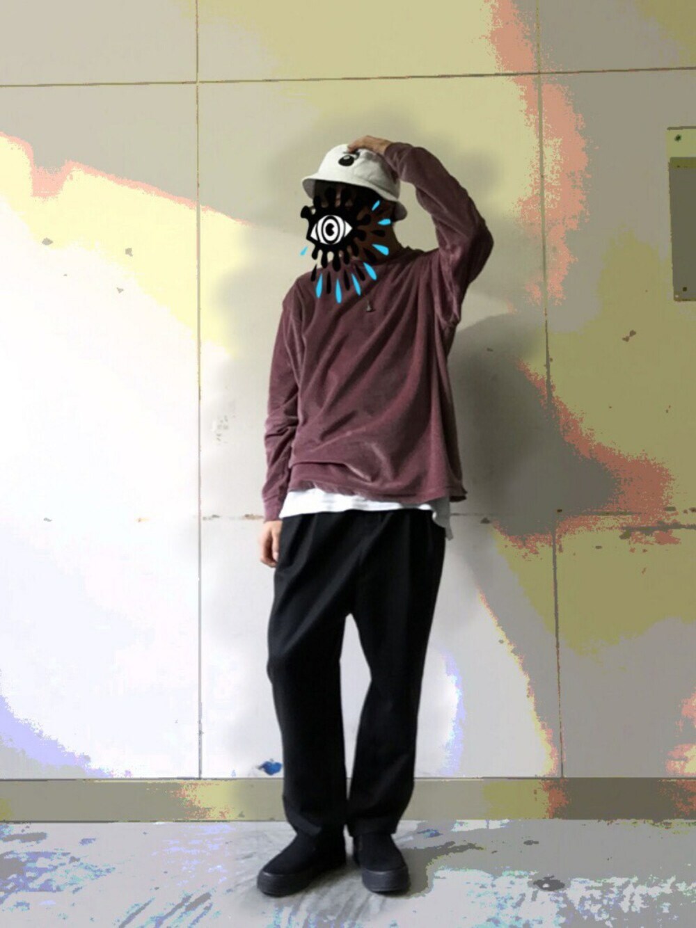 ピンク系のトップス、ブラック系のその他パンツ、ブラック系のスリッポンを着用したメンズの秋コーディネートの1枚目の写真