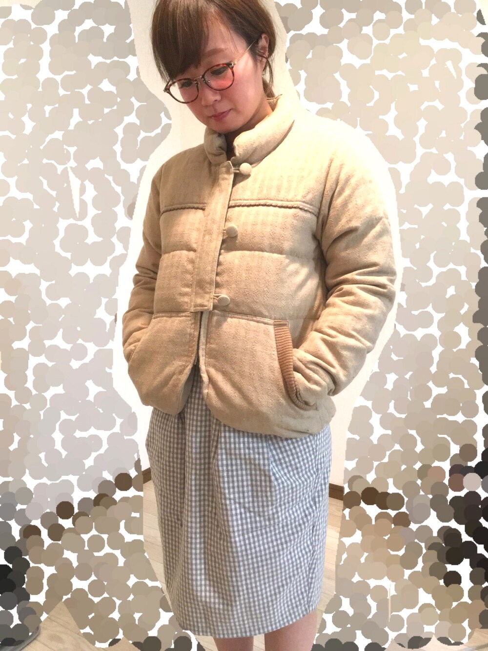 「CAROLINA GLASER、ダウンジャケット、ベージュ、ギンガムチェック、グレー、コクーンスカート、冬」｜「CAROLINA GLASERのアイテム（ダウンジャケット/コート、ベージュ系）」を使った、よこぴさん（レディース・148cm）の秋コーディネートの1枚目の写真