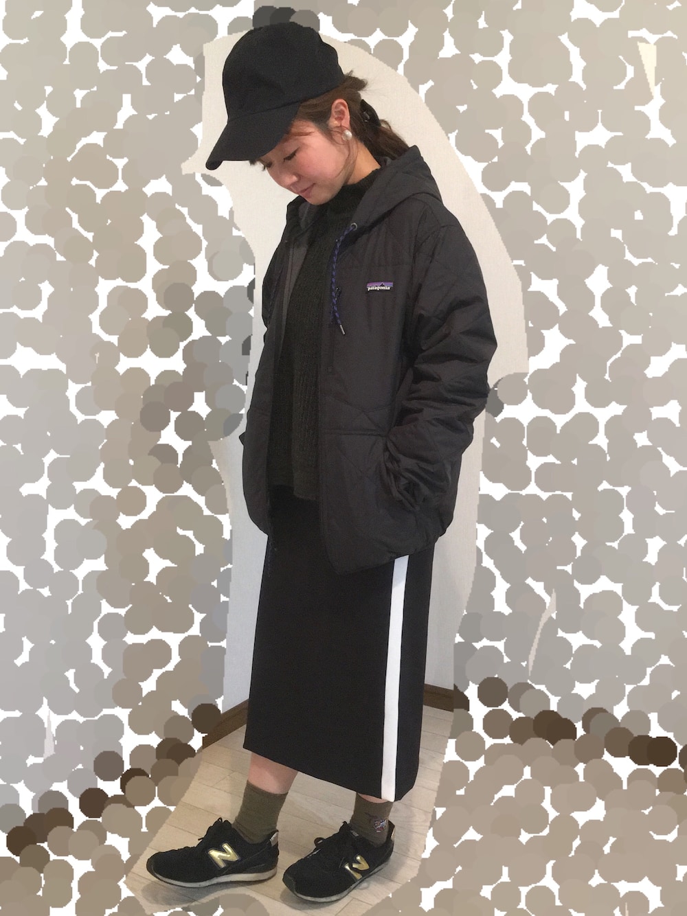 「雨の日コーデ、patagonia、パタゴニア、ブラック、キャップ、スニーカー、New Balance、スポーツミックス」｜「patagoniaのアイテム（ジャケット/アウター、ブラック系）」を使った、よこぴさん（レディース・148cm）の秋コーディネートの1枚目の写真