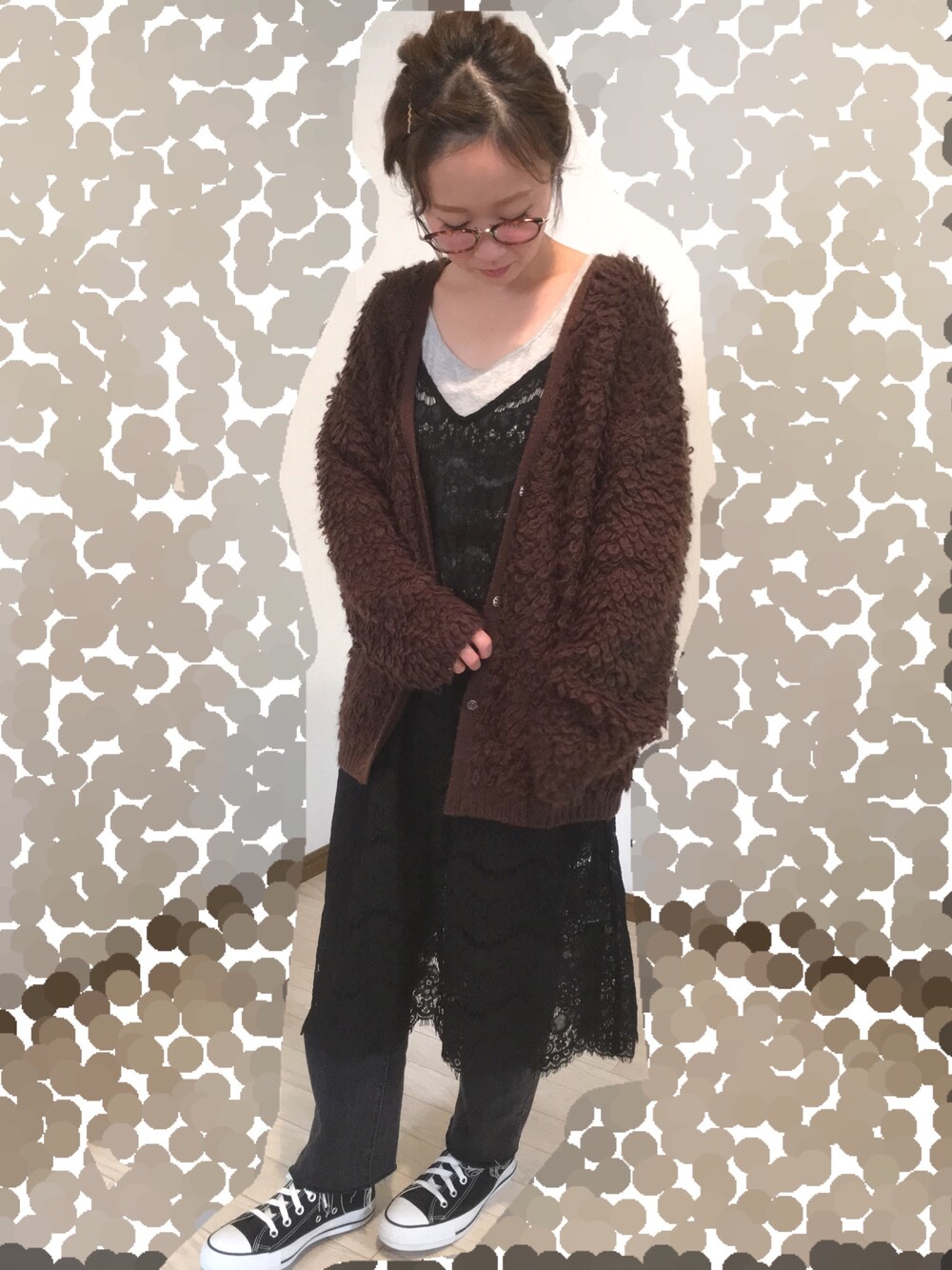 「converse、レースワンピース、ループカーディガン、ブラック、チビーズ✳︎、ビッグシルエット」｜「Kastaneのループ編みカーディガン（カーディガン/ボレロ、ブラウン系）」を使った、よこぴさん（レディース・148cm）の秋コーディネートの1枚目の写真