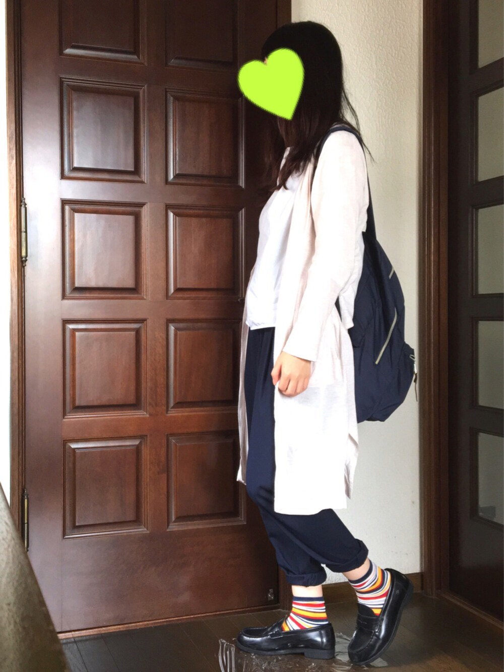 ホワイト系のシャツ/ブラウス、ブルー系のその他パンツ、ベージュ系のカーディガン/ボレロを着用したレディースの秋コーディネートの1枚目の写真