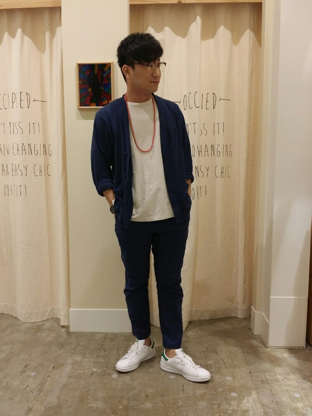 ブルー系のその他パンツ、グリーン系のTシャツ/カットソー、レッド系のネックレスを着用したメンズの春コーディネートの1枚目の写真