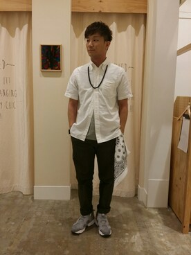 「coen（コーエン）のチノワイドシルエットパンツ（チノパンツ、グリーン系）」を使った、coen のもとさん（メンズ・172cm）の夏コーディネート