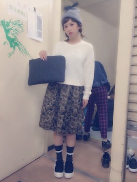 「不明のアイテム（スウェット、ホワイト系）」を使った、松本鈴香さん（レディース・153cm）の秋コーディネート