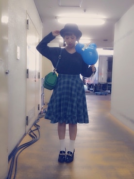 「不明のアイテム（ニット/セーター、ブルー系）」を使った、松本鈴香さん（レディース・153cm）の秋コーディネート