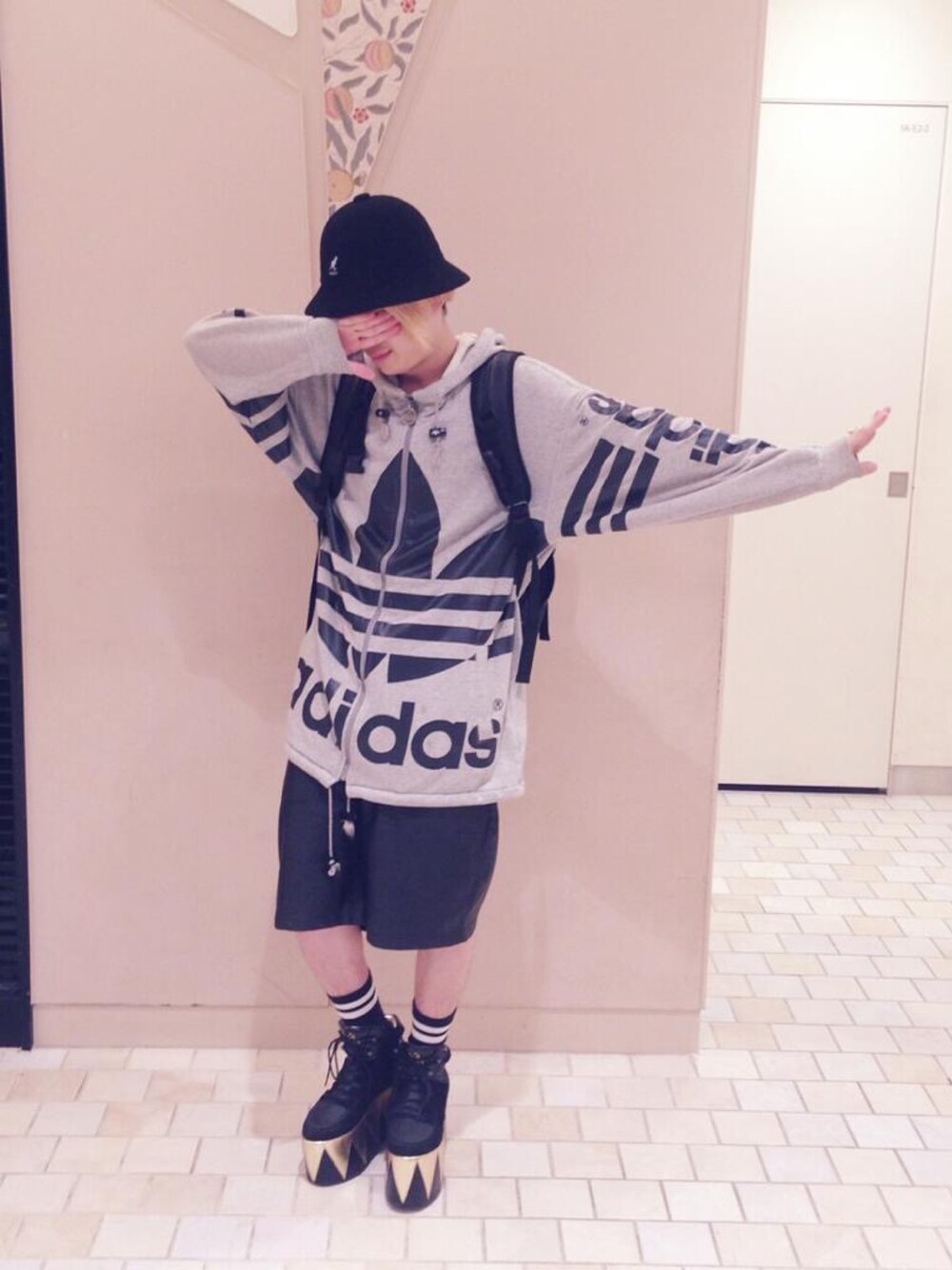 「KANGOL、adidas、adidas originals、LEGENDA、yru、monomania、mode、street、Japan」｜「KANGOLのユニセックス カンゴール バミューダカジュアル ハット KANGOL BERMUDA CASUAL（ハット、ブラック系）」を使った、まーさん（メンズ・165cm）の冬コーディネートの1枚目の写真