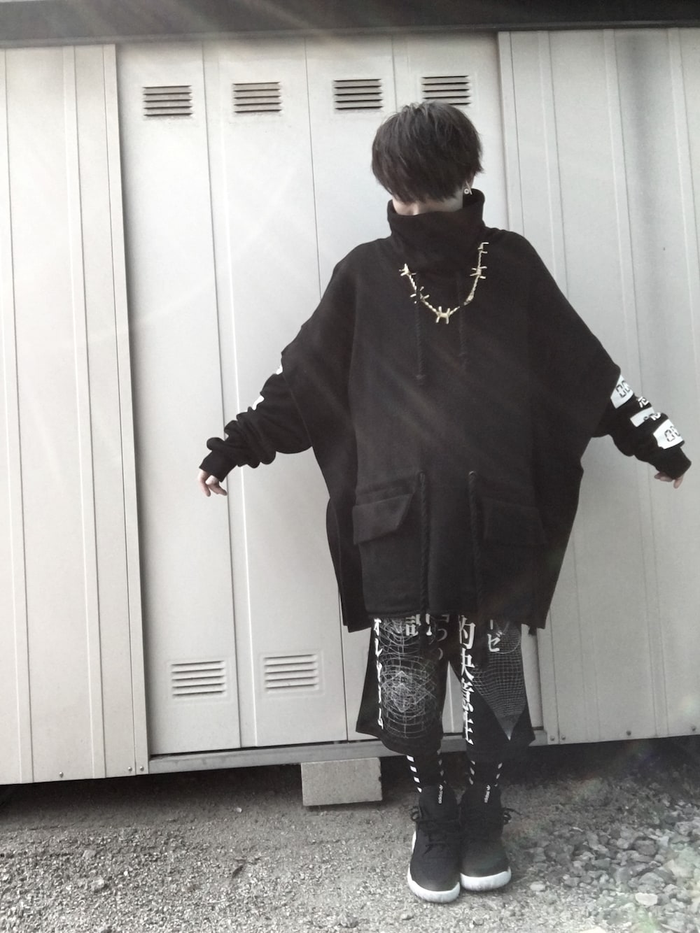 「AMBUSH、monomania、ktz、adidas originals、monochrome、black、mode、モノトーン、ブラック、モード」｜「AMBUSHのCLASSIC CHAIN 3 NECKLACE（ネックレス、ゴールド系）」を使った、まーさん（メンズ・165cm）の春コーディネートの1枚目の写真