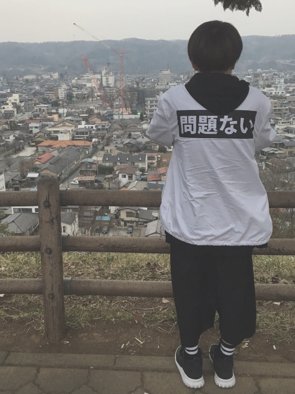 「問題ない、no problem、H&M、adidas originals、tubular、オフスタイル、カジュアル、ストリート、秩父、羊山公園」｜「H&Mのアイテム（ナイロンジャケット、ホワイト系）」を使った、まーさん（メンズ・165cm）の春コーディネートの1枚目の写真
