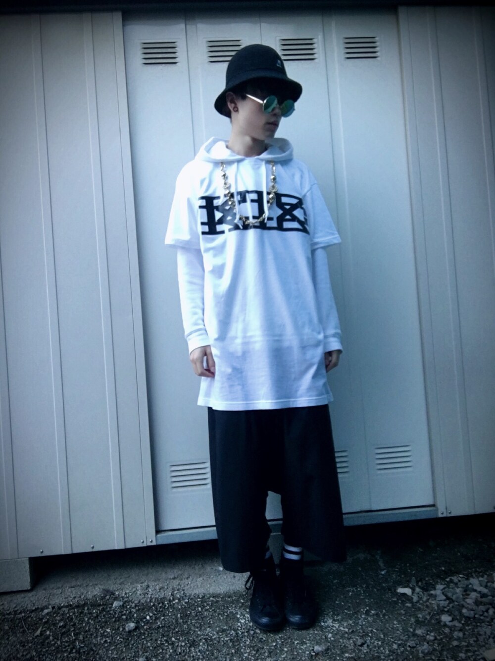「KANGOL、ktz、VTOPIA、converse、white、black、モノトーン、モノクロ、モード、丸サングラス」｜「KANGOLのユニセックス カンゴール バミューダカジュアル ハット KANGOL BERMUDA CASUAL（ハット、ブラック系）」を使った、まーさん（メンズ・165cm）の春コーディネートの1枚目の写真