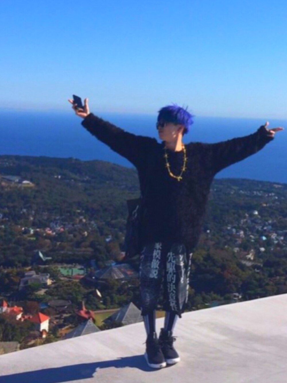「A.D.S.R.、AMBUSH、monomania、M.Y.O.B、ktz、adidas originals、青髪、派手髪、大室山、自然に囲まれて」｜「AMBUSHのCLASSIC CHAIN 3 NECKLACE（ネックレス、ゴールド系）」を使った、まーさん（メンズ・165cm）の秋コーディネートの1枚目の写真