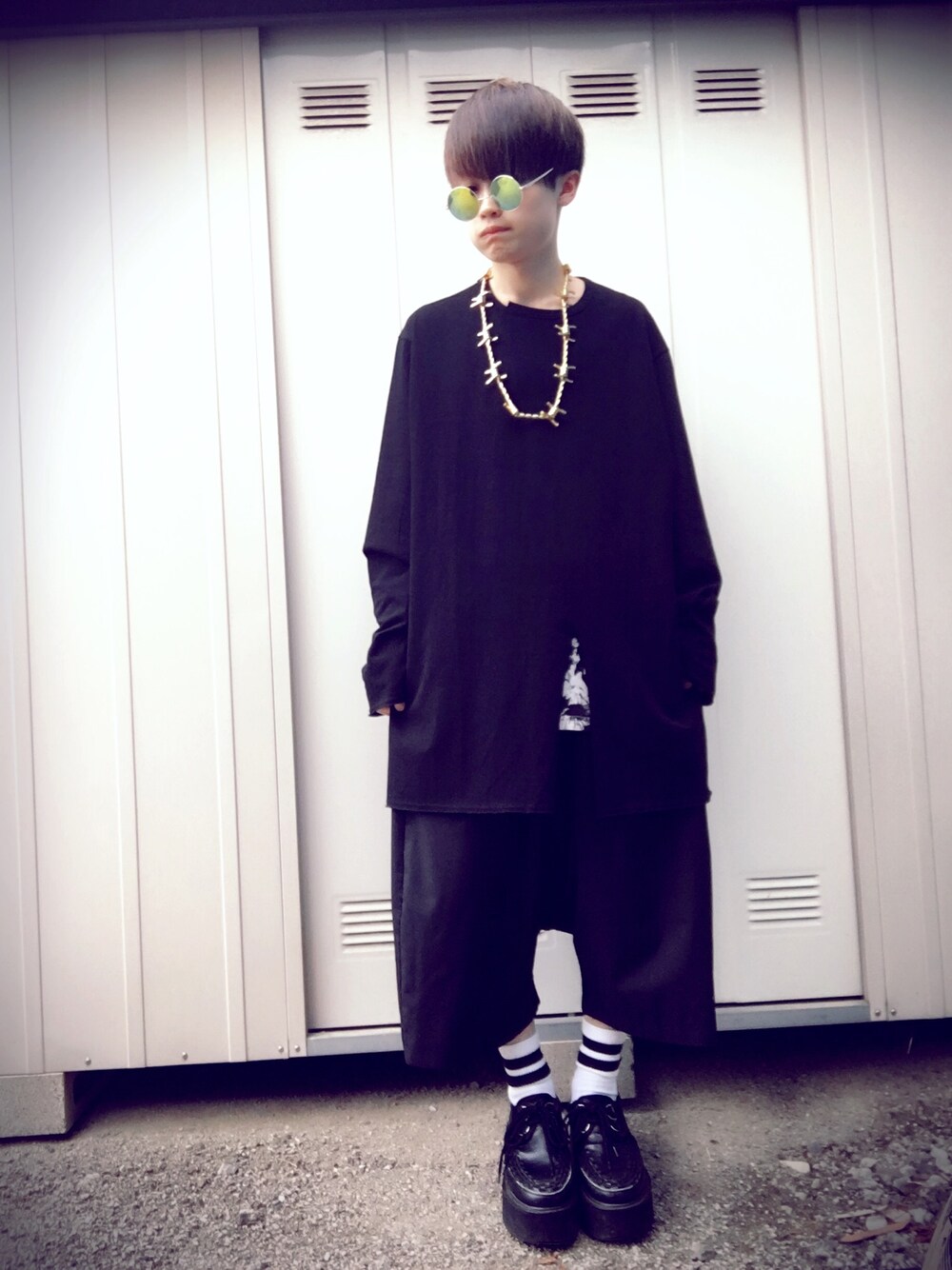 「AMBUSH、yohjiyamamoto、monomania、black、モード、モノクロ、黒、厚底、シンプルコーデ、休日スタイル」｜「AMBUSHのCLASSIC CHAIN 3 NECKLACE（ネックレス、ゴールド系）」を使った、まーさん（メンズ・165cm）の春コーディネートの1枚目の写真