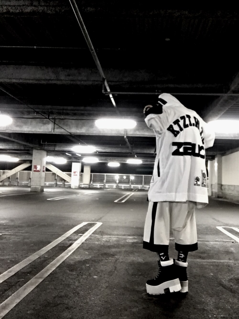 「ktz、AMBUSH、Jeffery Campbell、street、SET UP、white、monochrome、セットアップ、パーカー、ホワイト」｜「KTZのアイテム（パーカー、ホワイト系）」を使った、まーさん（メンズ・165cm）の夏コーディネートの1枚目の写真