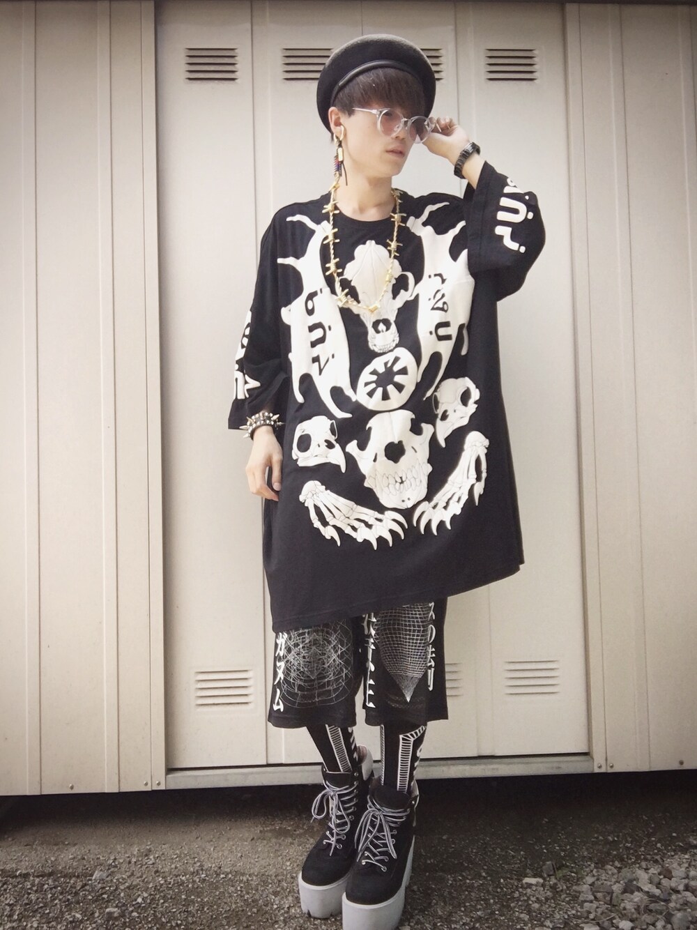 「ktz、AMBUSH、HARE、black and white、黒、ビックT、ベレー帽、サングラス、ストリート、モード」｜「HAREのバスクベレー(HARE)（ハンチング/ベレー帽、ブラック系）」を使った、まーさん（メンズ・165cm）の夏コーディネートの1枚目の写真