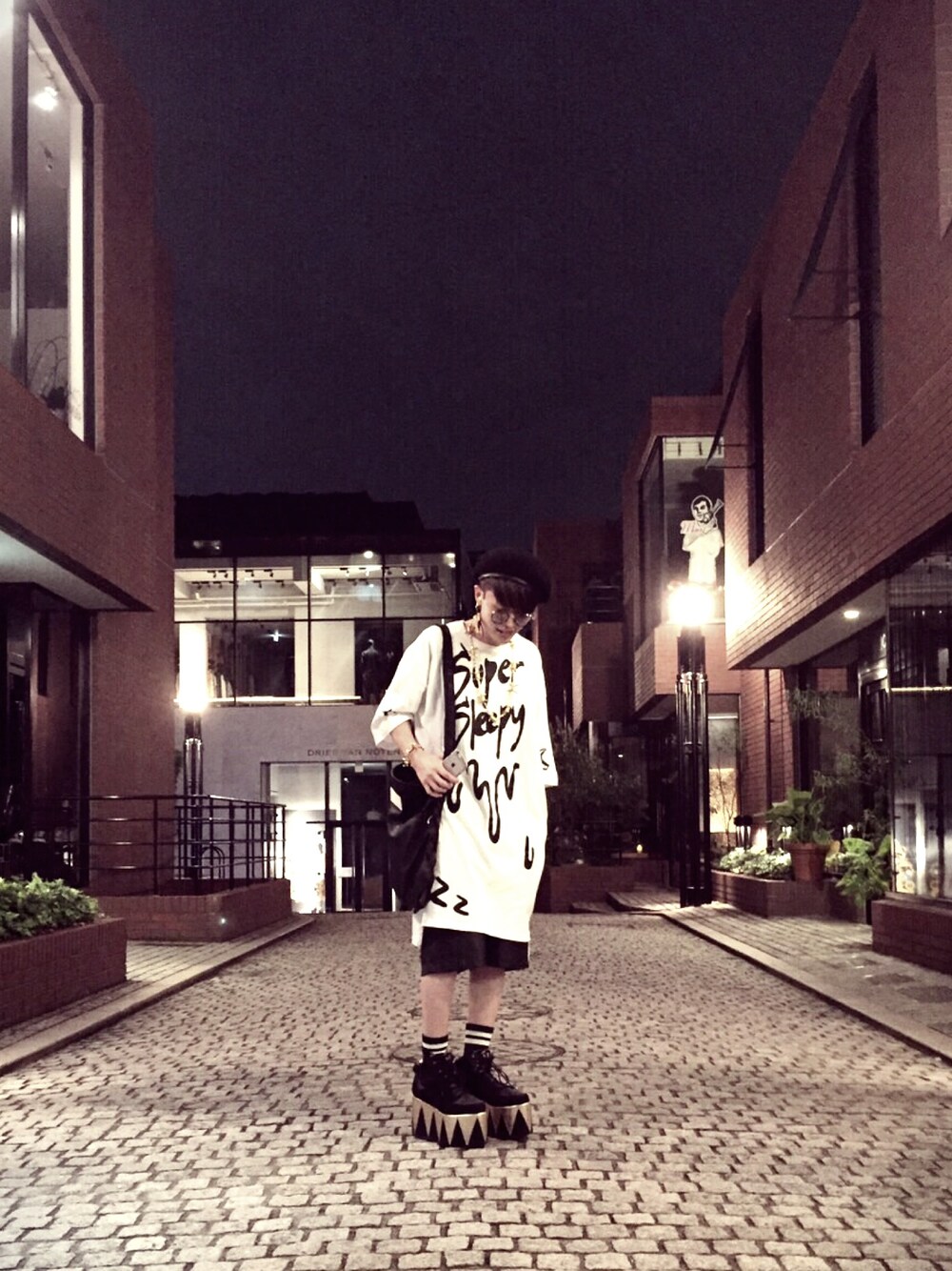 「HARE、AMBUSH、yru、street、ベレー帽、ビックT、厚底シューズ、白、モノクロ、夏コーデ」｜「HAREのバスクベレー(HARE)（ハンチング/ベレー帽、ブラック系）」を使った、まーさん（メンズ・165cm）の夏コーディネートの1枚目の写真