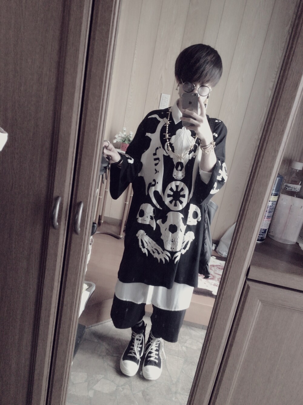 「ktz、AMBUSH、RICK OWENS、drkshdw、black、street、モード、白シャツ、黒、モノトーン」｜「AMBUSHのアイテム（ピアス（片耳用）、ゴールド系）」を使った、まーさん（メンズ・165cm）の夏コーディネートの1枚目の写真