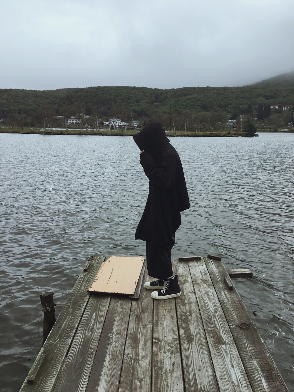 「monomania、RICKOWENS、drkshdw、yohjiyamamoto、black、黒、秋、ブラックコーデ、シンプル、ビッグシルエット」｜「monomaniaのアイテム（パーカー、ブラック系）」を使った、まーさん（メンズ・165cm）の秋コーディネートの1枚目の写真