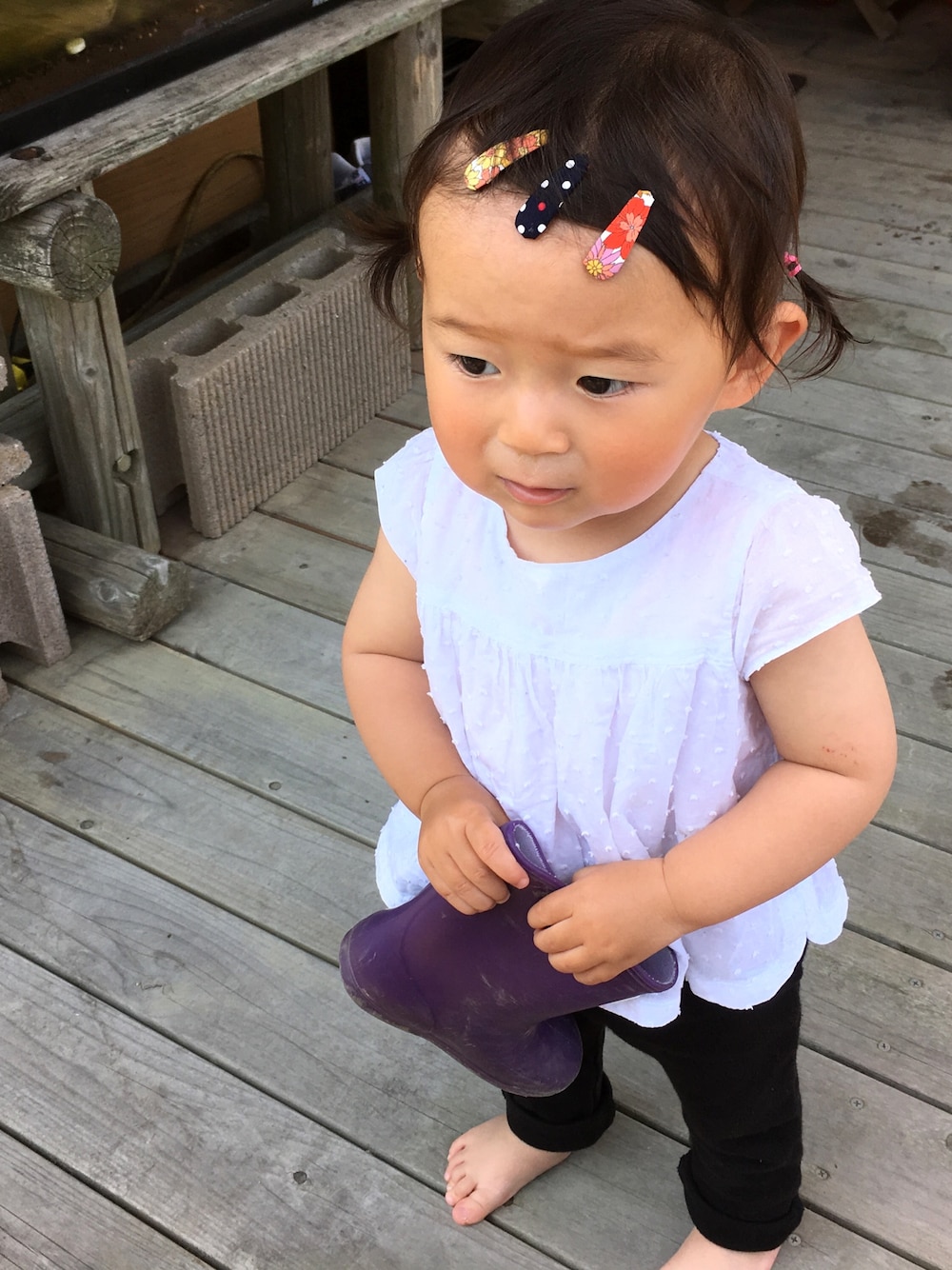 ホワイト系のトップス、ブラック系のレギンス/スパッツ、その他のバレッタ/ヘアクリップを着用したキッズの春コーディネートの1枚目の写真