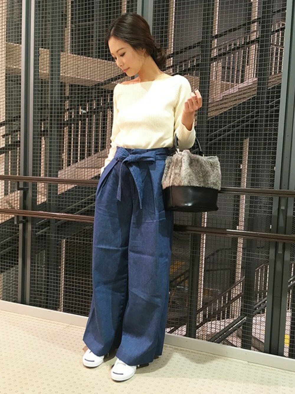 「デニム、コンバース、ジャックパーセル、ファー小物、ミニョン、アンシェヌマン、アナカ（unaca)」｜「Unacaのウエストリボンフレアパンツ（その他パンツ、ブルー系）」を使った、enchainement/mignonさん（レディース・160cm）の秋コーディネートの1枚目の写真