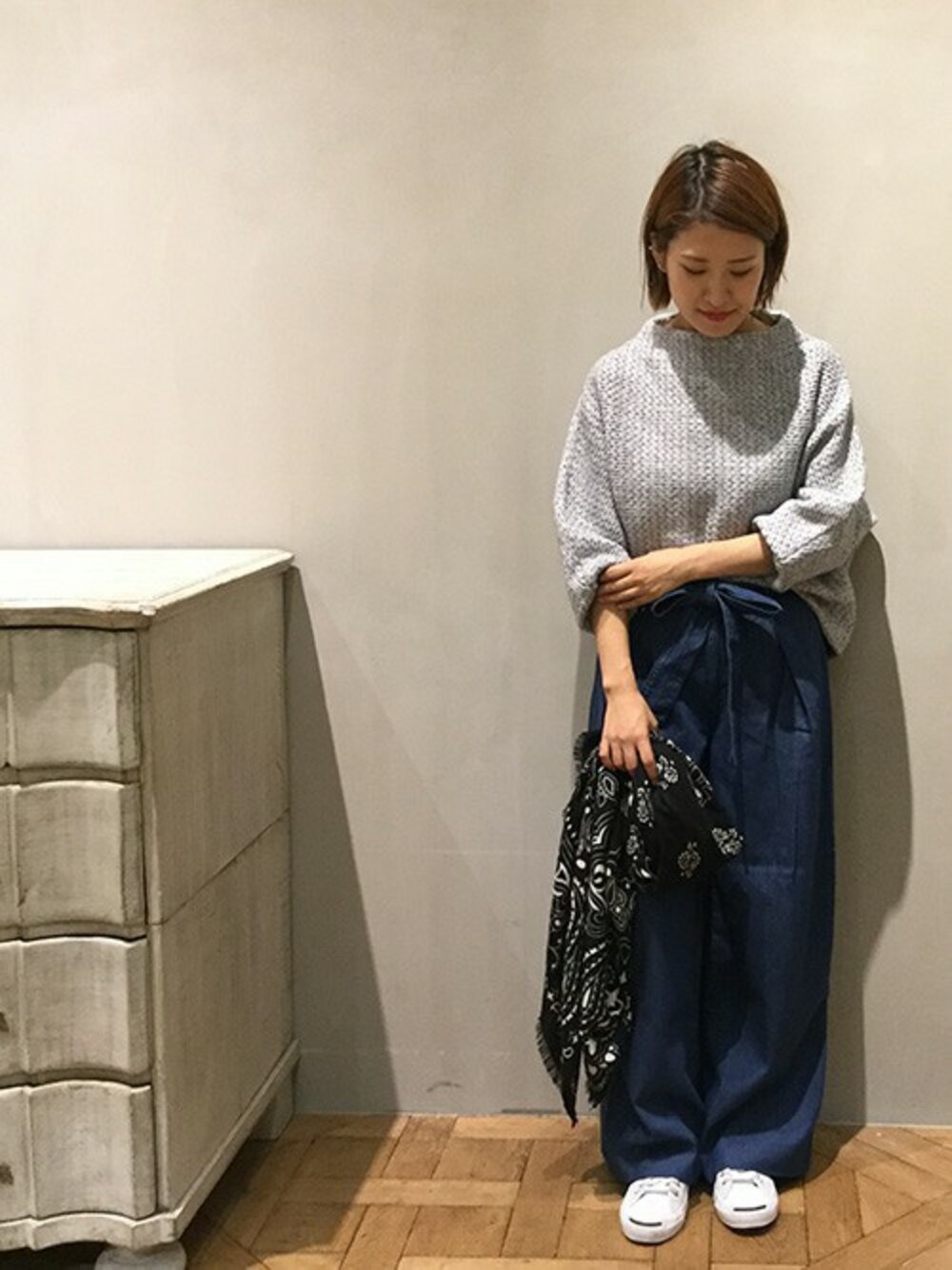 「デニム、コンバース、ローゲージニット、バンダナ、ジャックパーセル、ミニョン、アンシェヌマン、アナカ（unaca)」｜「Unacaのローゲージビッグニット（ニット/セーター、グレー系）」を使った、enchainement/mignonさん（レディース・158cm）の秋コーディネートの1枚目の写真
