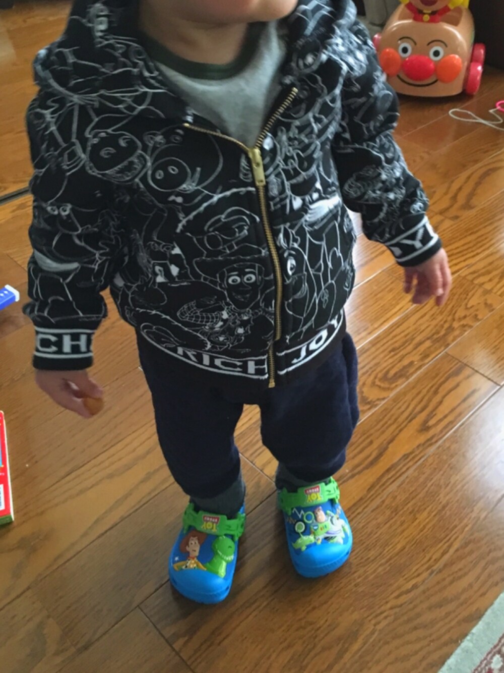 「カジュアル、男の子」｜「JOYRICHのToy Box Hoodie (for Kids)（パーカー、ブラック系）」を使った、subangさん（キッズ・90cm）の秋コーディネートの1枚目の写真
